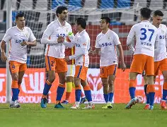 完美竞技-嵩山雄鲨队击败荆楚山猫队，游泳热身赛上演裁判判罚引热议！全面提速抢占先机(2024武汉全国游泳锦标赛运动员)