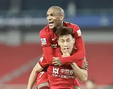 完美竞技-嵩山雄鲨队击败荆楚山猫队，游泳热身赛上演裁判判罚引热议！全面提速抢占先机(2024武汉全国游泳锦标赛运动员)