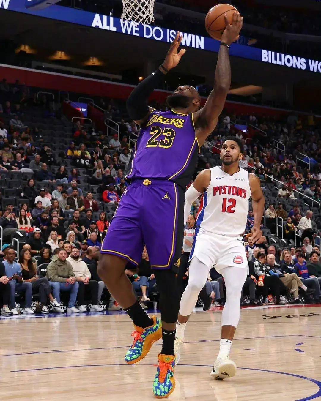 完美竞技-包含西亚卡姆回归赛场，爆冷首场状态亮眼，湖人观众沸腾！的词条